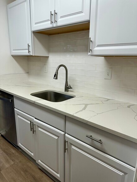 Building Photo - 3945 Lyndhurst Dr