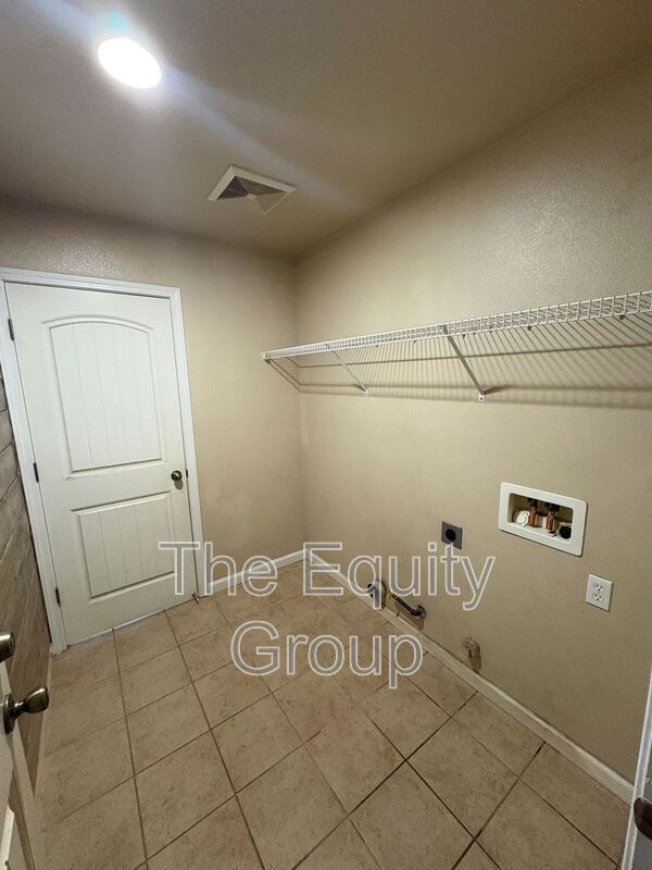 Building Photo - 3316 W Wren Ave