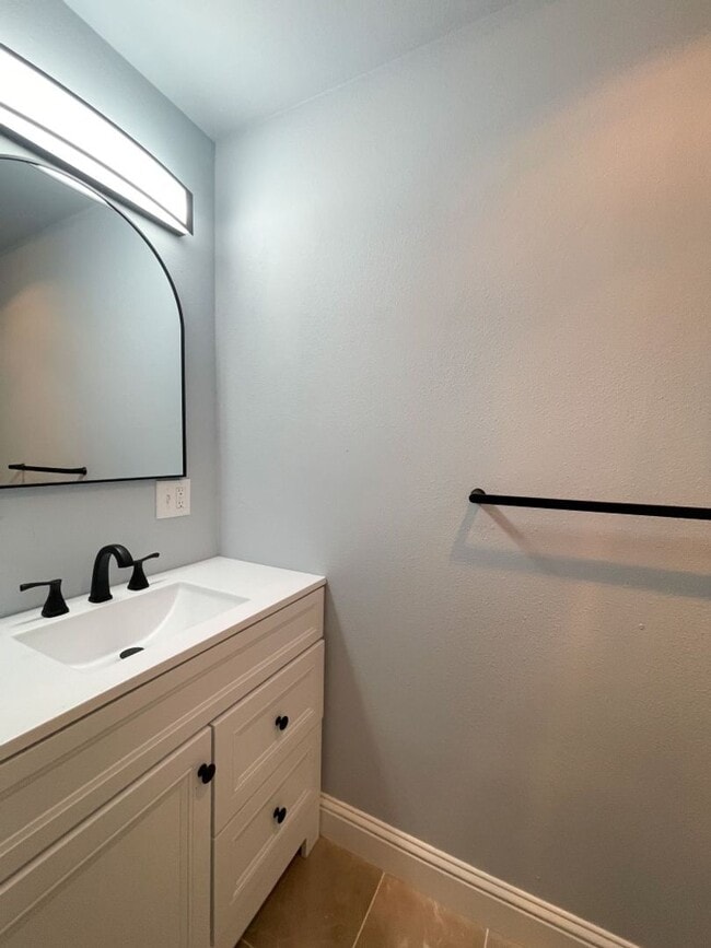 Building Photo - 3Bd/2Ba Shoreline House