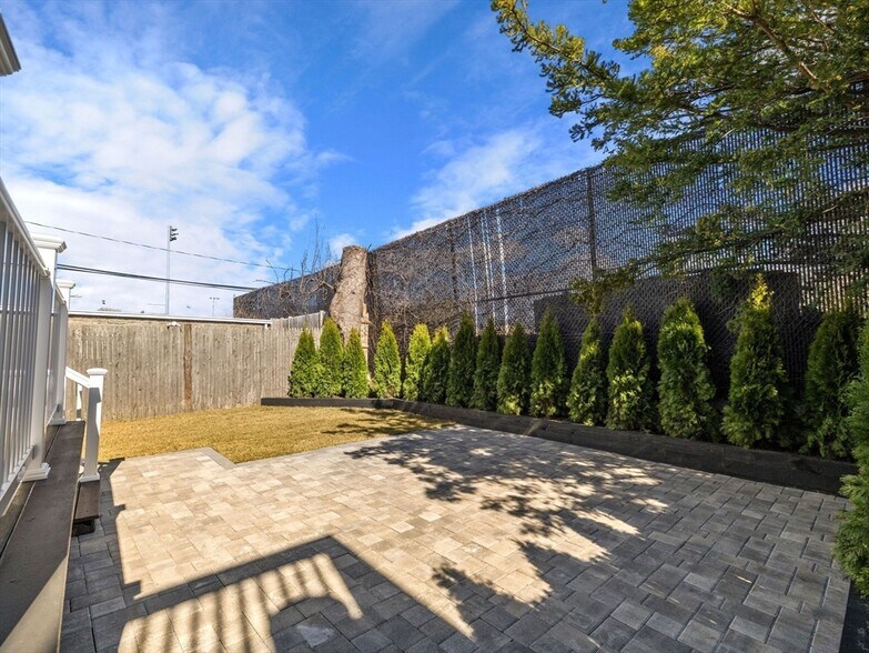 Building Photo - 9 Fennell St