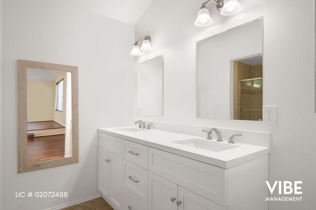 Building Photo - WESTLAKE HILLS- 5 BEDROOMS on a Quiet Street. Walk to everything!!!