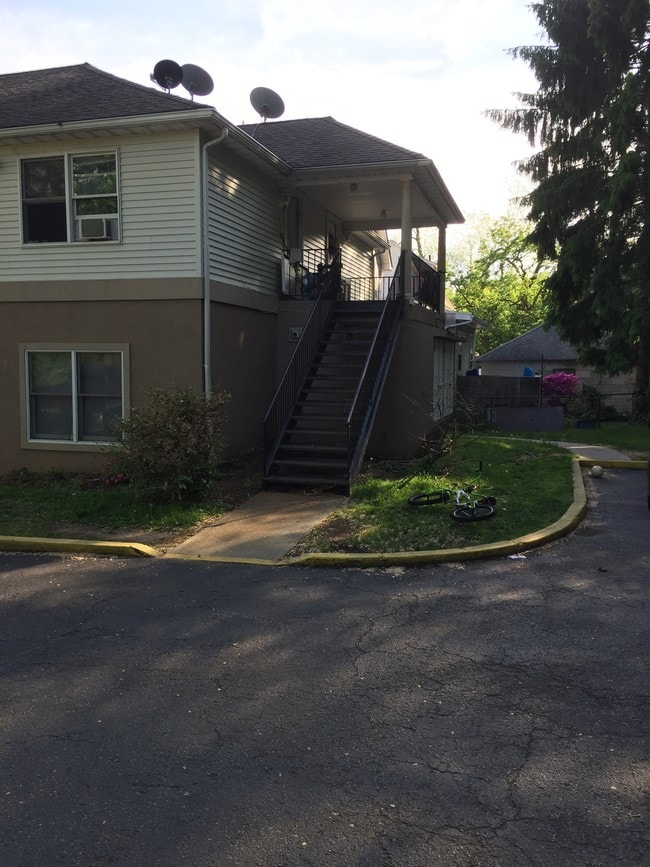 Building Photo - 441 Manville Rd