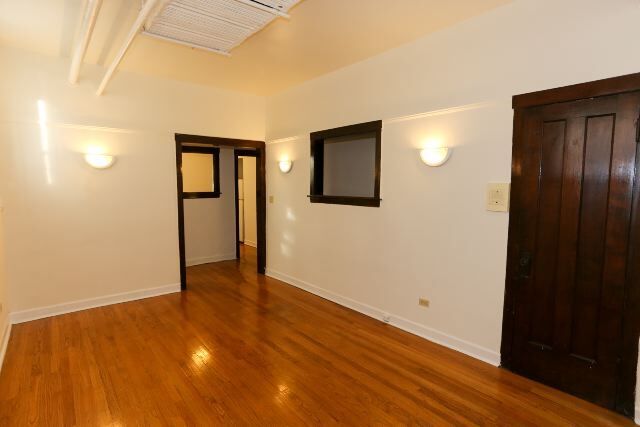 Building Photo - 819 W Waveland Ave