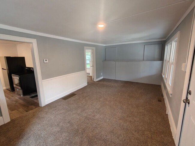 Building Photo - 543 Hoye Ave