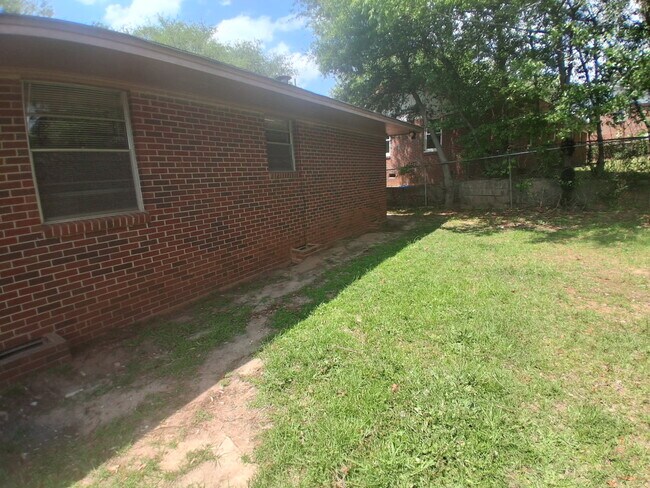 Building Photo - 4529 Lasalle Dr