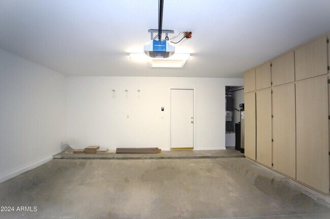 Building Photo - 1130 W Raven Dr