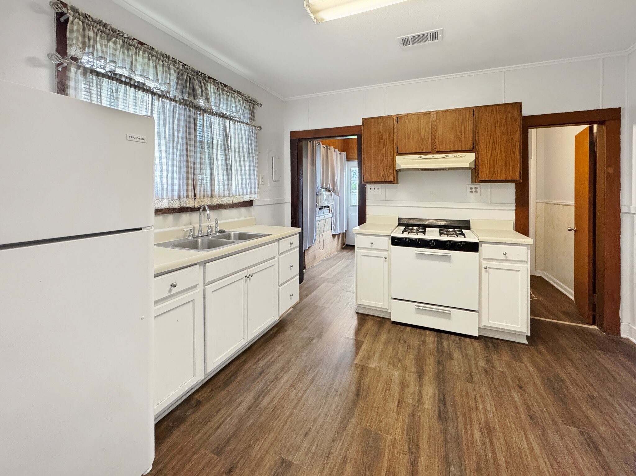 Building Photo - 663 Victory Dr