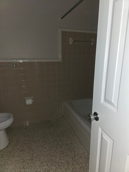 Building Photo - 302 Longwood Dr