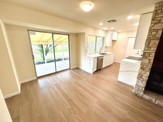 Building Photo - **COMING SOON** Newly Renovated 3 Bedroom ...