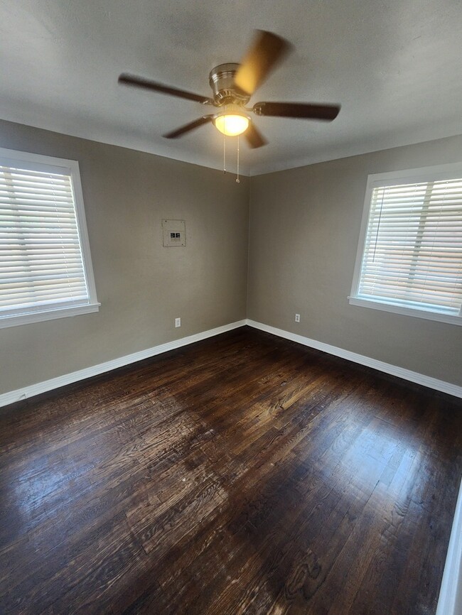 Building Photo - 3 bed 1 bath home, move in ready!