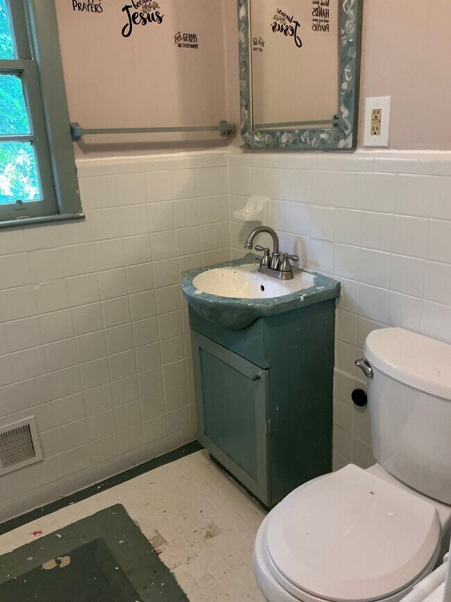 Building Photo - 3 bedroom 2 bathroom house conveniently lo...