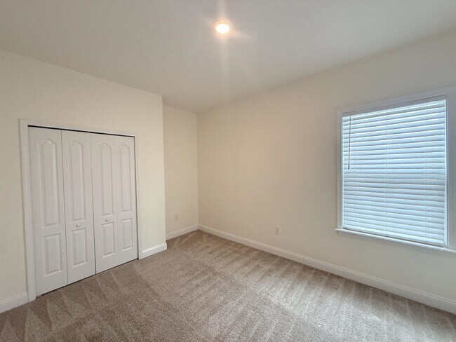 Building Photo - 32 Olivine Ct