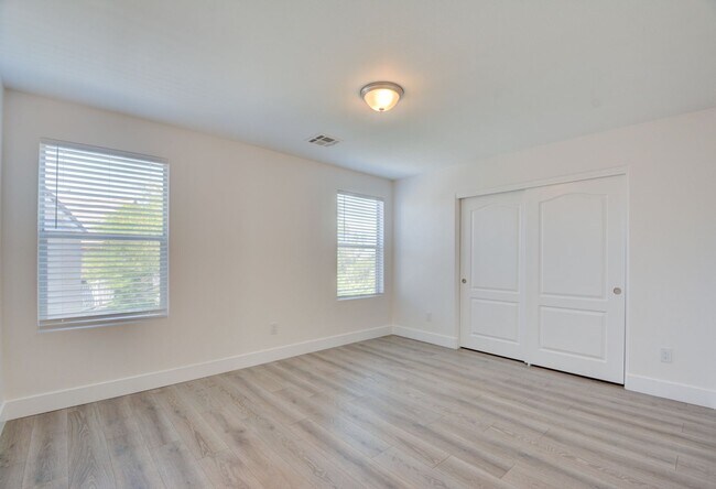 Building Photo - 2 Story 2 Bedroom Gated Community Amazing Location