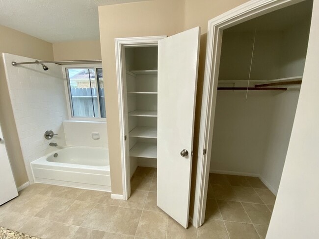 Building Photo - 8646 Sunny Ridge Dr