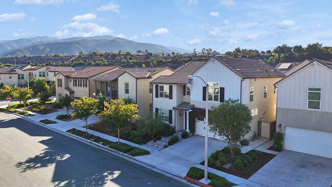 Building Photo - Light and bright 4 bedroom 3 bath beauty i...
