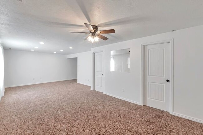 Building Photo - Bright Townhouse in Saratoga Springs w attached 2 car garage