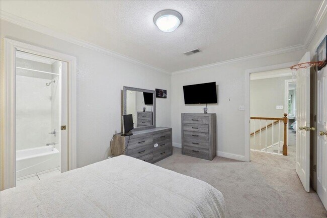 Building Photo - 4 Twin Cir Dr