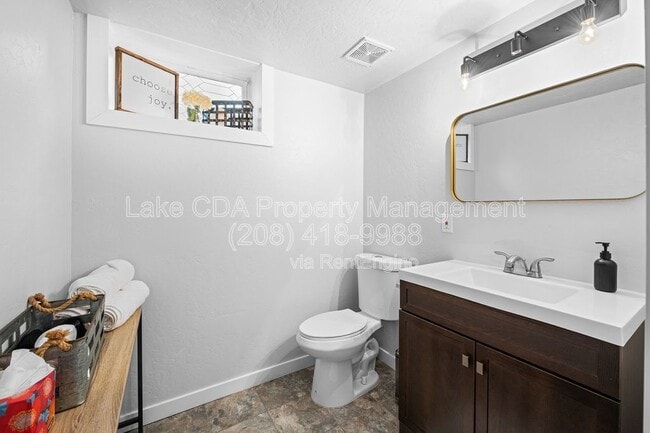 Building Photo - 3870 N Honeysuckle Dr