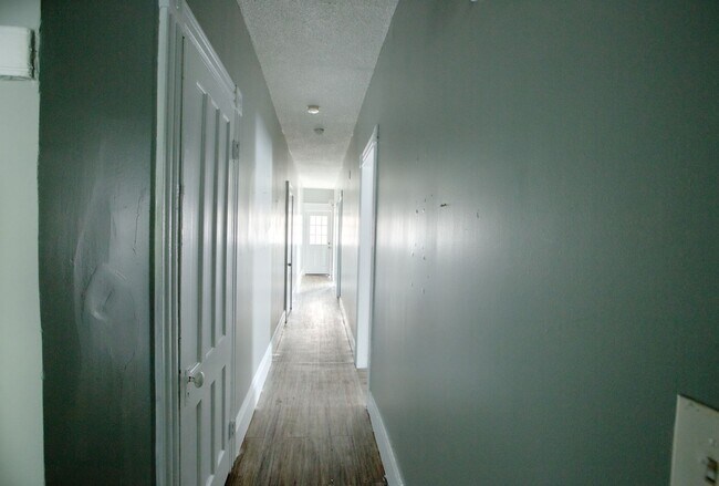 Building Photo - OVERSIZED 3 bedroom 1 bathroom Apartment