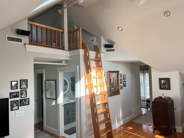 Building Photo - 127 Dodge St