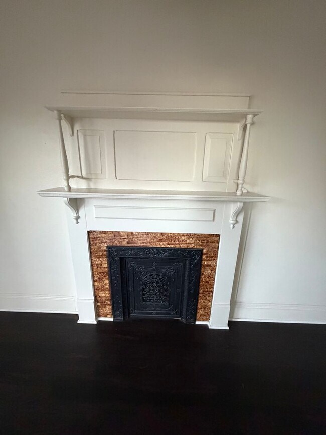 Building Photo - 758 W King St