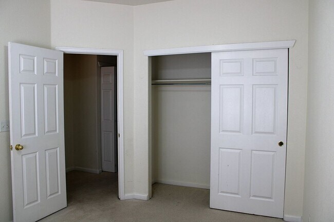 Building Photo - Spacious Fort Collins Townhouse Near Great...