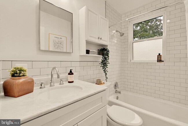 Building Photo - 4818 Chevy Chase Dr