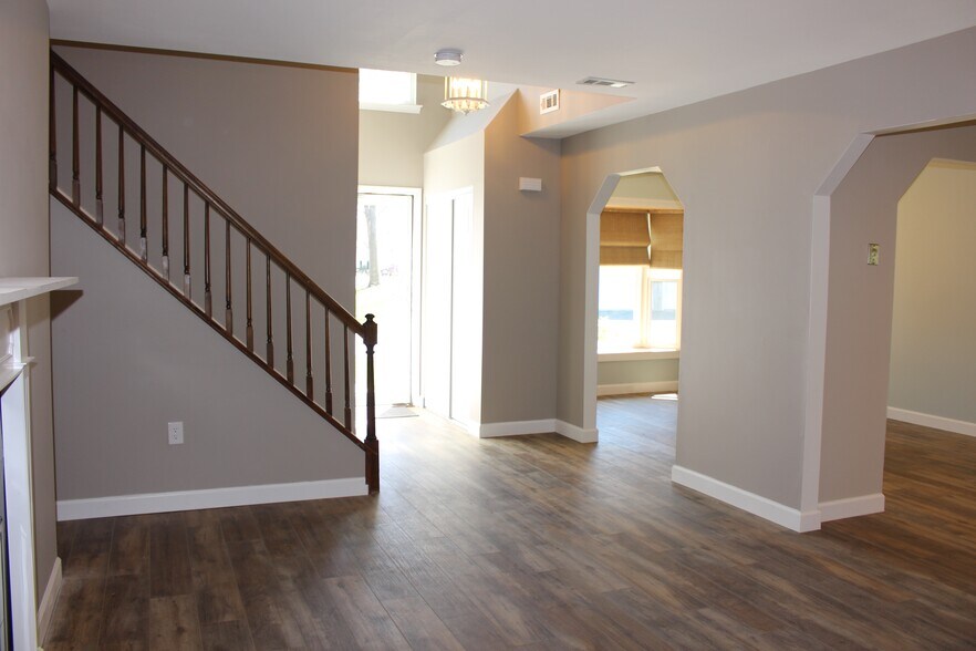 Building Photo - 2203 Buckingham Cir