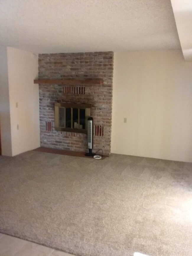 Building Photo - Spacious ground level
