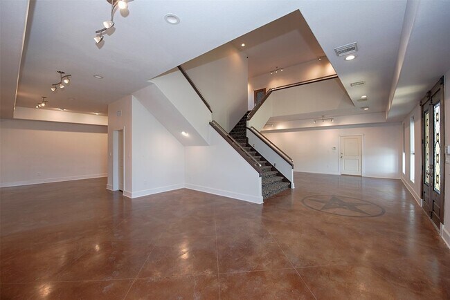 Building Photo - 2293 E Bayshore Dr