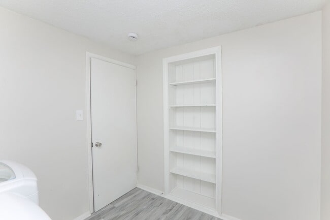 Building Photo - Bright, Updated & Prime Location!