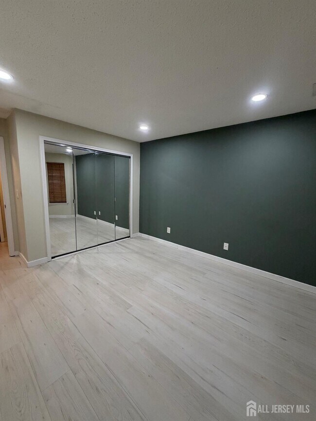Building Photo - 11 Tanglewood Ct