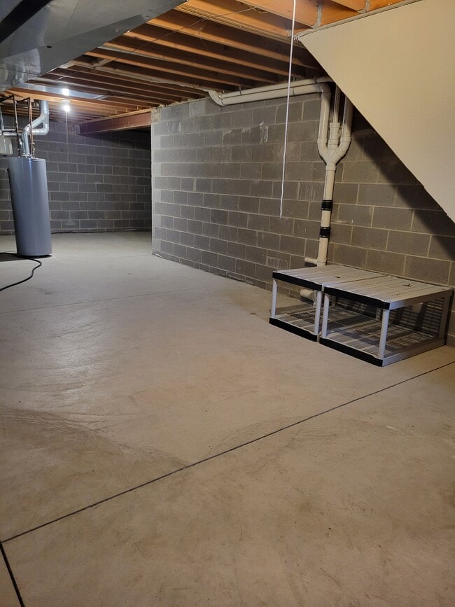 Building Photo - 6585 Grosse Dr