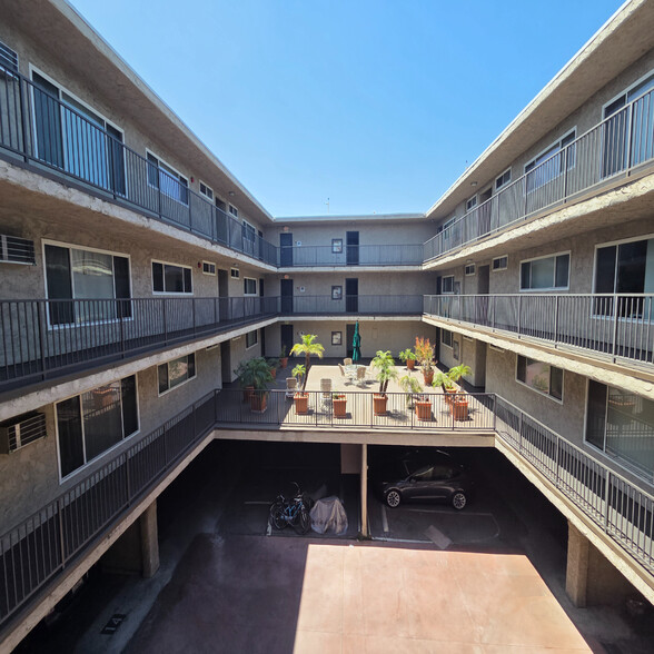 Building Photo - 3841 Mentone Ave