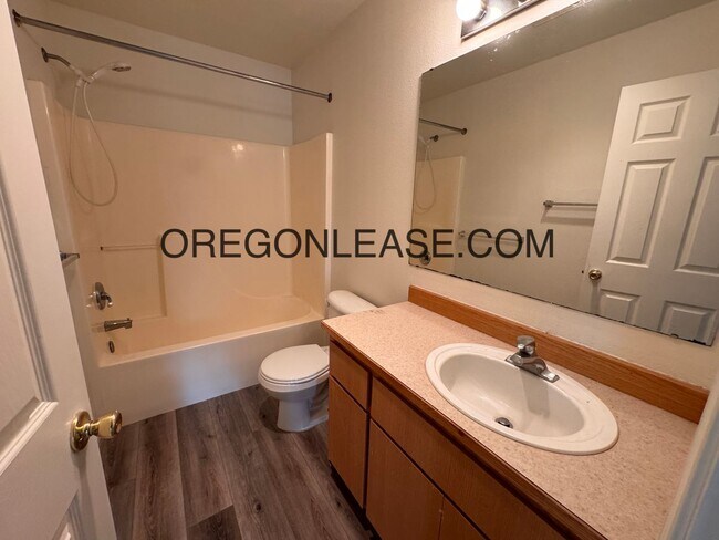 Building Photo - Newly remodeled 3 bedroom townhouse in Springfield