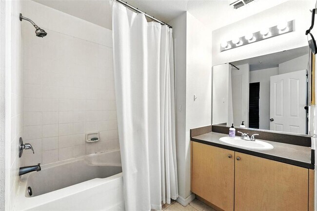 Building Photo - 742 Centervale Dr