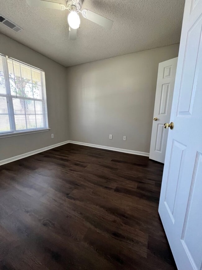 Building Photo - 206 Worthington Ln