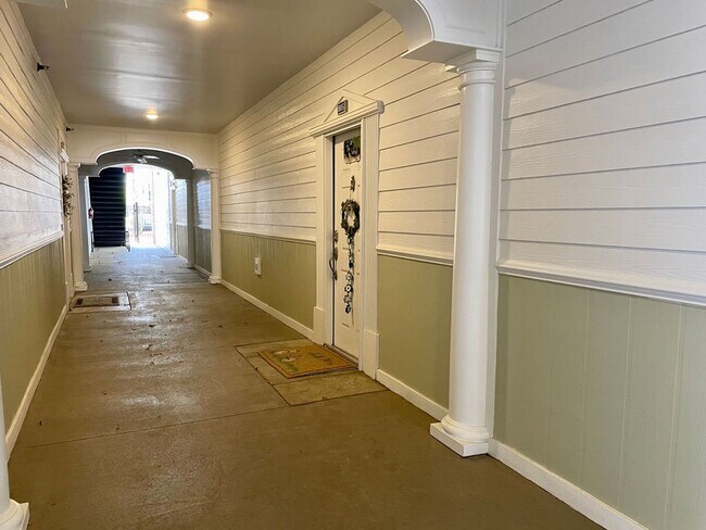 Building Photo - Available May 11th. GROUND FLOOR 3BR/2 BA Condo in Riverland Woods!