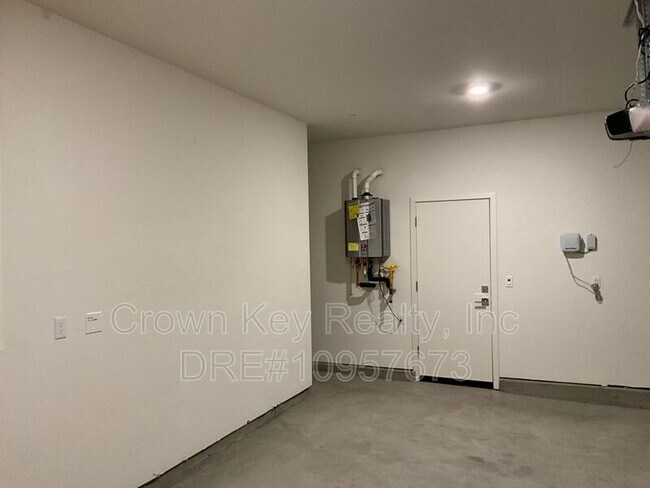 Building Photo - 7236 Diamond Ave