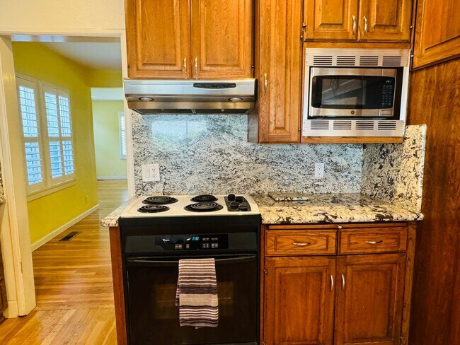 Building Photo - Charming 2 Bed, 2 Bath Home near UOP