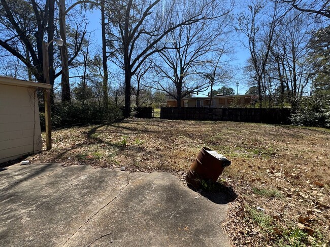 Building Photo - Quaint 3 Bedroom 2 Bath home