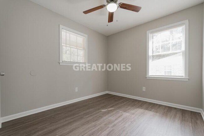 Building Photo - NOW OFFERING 1-MONTH FREE OFF FIRST FULL M...