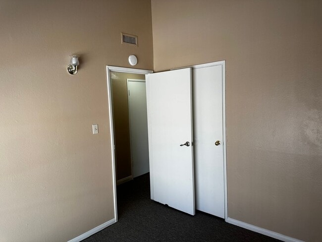 Building Photo - Riverside Home For Rent- 3 bedrooms!