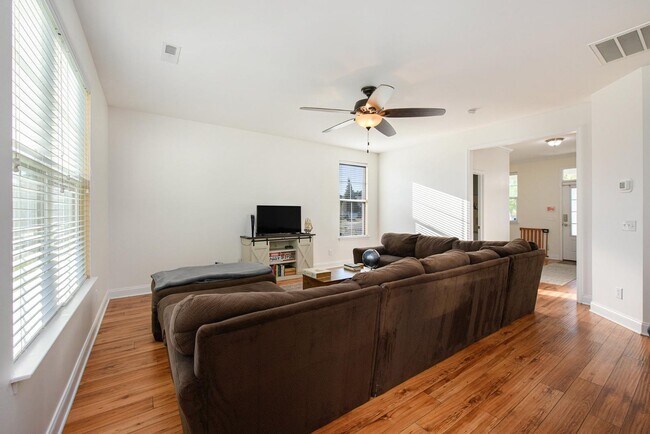 Building Photo - 520 Crossland Dr