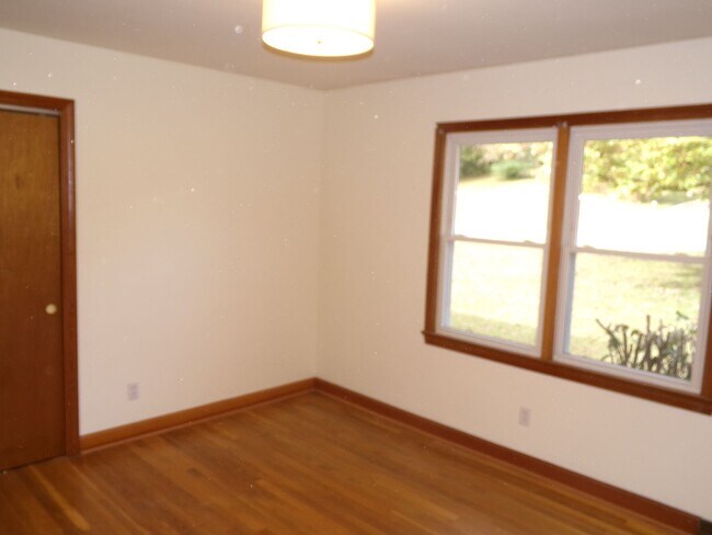 Building Photo - Country Living in Town