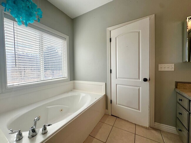 Building Photo - Stunning 6 Bed / 3 Bath | Great Location | Expansive Living Space