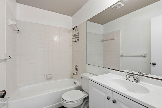 Building Photo - 2305 Seaside Dr