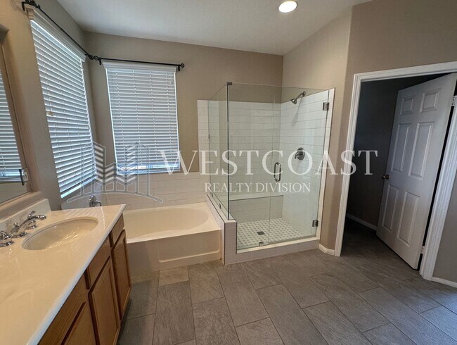 Building Photo - Bright & Spacious 4-Bed Townhome in Prime ...