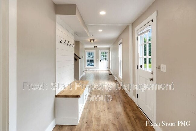 Building Photo - 618 Lamberton St NE