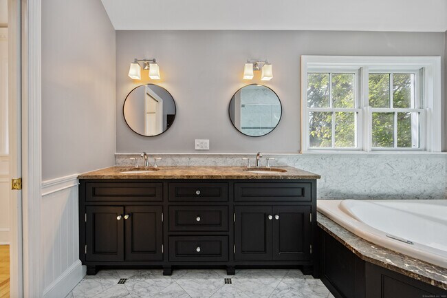 Building Photo - 2921 Nichols Ave